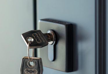 keys-cylinder-vertical-profile-modern-hardware_169016-69426