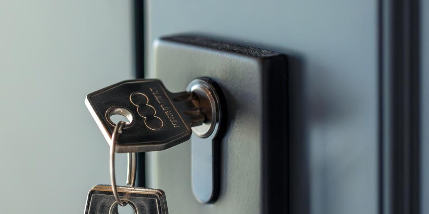 keys-cylinder-vertical-profile-modern-hardware_169016-69426